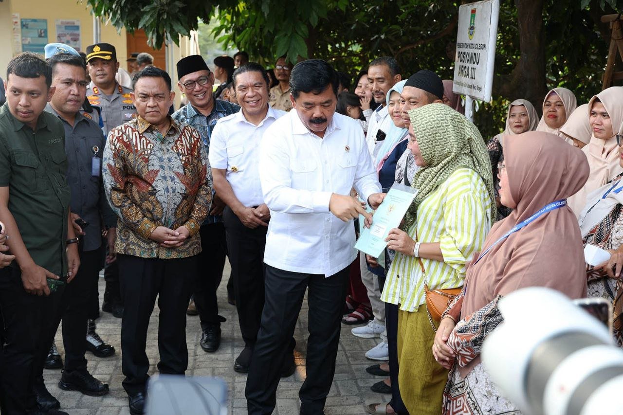 Menteri ATR Kepala BPN Hadi Tjahjanto Serahkan Sertifikat Tanah Kepada