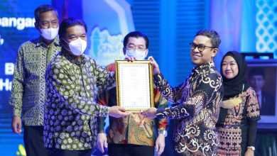 Pj Gubernur Banten Al Muktabar saat memberikan Sertifikat Halal kepada UMKM Bimbingan Dinas Pariwisata Banten dalam puncak acara Shafara Banten yang berlangsung di Gedung Juang, Kota Serang, Minggu (4/9).