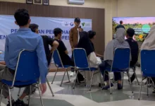 Di tengah pelatihan keterampilan kerja, 27 peserta Barber, Menjahit, dan Bright Migrant Worker mengikuti kelas “Merawat Kebun Rezeki” di Institut Kemandirian. Kelas ini mengajak peserta melihat uang layaknya air yang menghidupi sebuah kebun: perlu diarahkan, dijaga dari kebocoran, dan dirawat agar memberi manfaat jangka panjang.