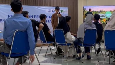 Di tengah pelatihan keterampilan kerja, 27 peserta Barber, Menjahit, dan Bright Migrant Worker mengikuti kelas “Merawat Kebun Rezeki” di Institut Kemandirian. Kelas ini mengajak peserta melihat uang layaknya air yang menghidupi sebuah kebun: perlu diarahkan, dijaga dari kebocoran, dan dirawat agar memberi manfaat jangka panjang.