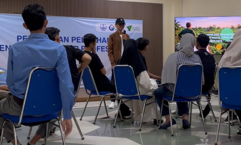 Di tengah pelatihan keterampilan kerja, 27 peserta Barber, Menjahit, dan Bright Migrant Worker mengikuti kelas “Merawat Kebun Rezeki” di Institut Kemandirian. Kelas ini mengajak peserta melihat uang layaknya air yang menghidupi sebuah kebun: perlu diarahkan, dijaga dari kebocoran, dan dirawat agar memberi manfaat jangka panjang.